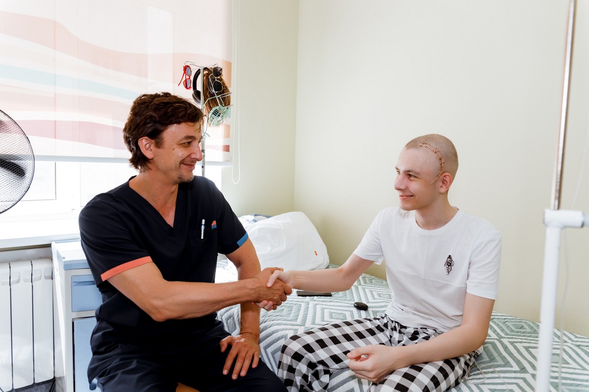 НМИЦ Мешалкина. Нейрохирург Павел Сёмин с пациентом после операции 1.jpg НМИЦ Мешалкина. Нейрохирург Павел Сёмин с пациентом после операции 1.jpg